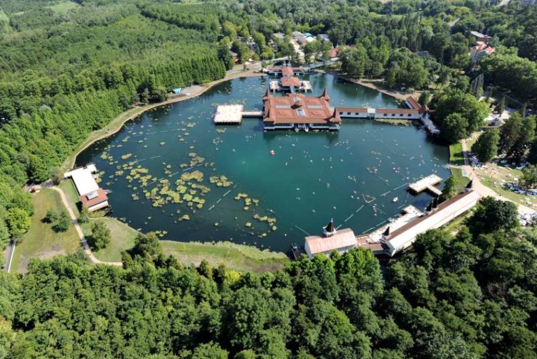 Kezdődik a Hévízi-tó körüli sétány és park felújítása