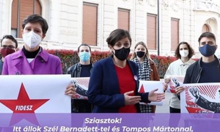 Vörös csillagot plakátolt a Momentum a Fidesz-székházra