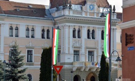 Csak a magyar zászlót kell eltávolítani a székelyudvarhelyi városházáról