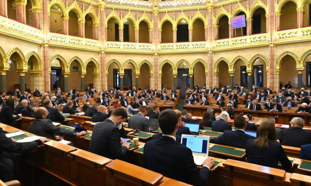 Parlament: meghosszabbították a rendkívüli jogrendet, elfogadták az új civiltörvényt