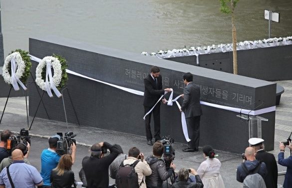 Felavatták a Hableány-katasztrófa áldozatainak emlékművét