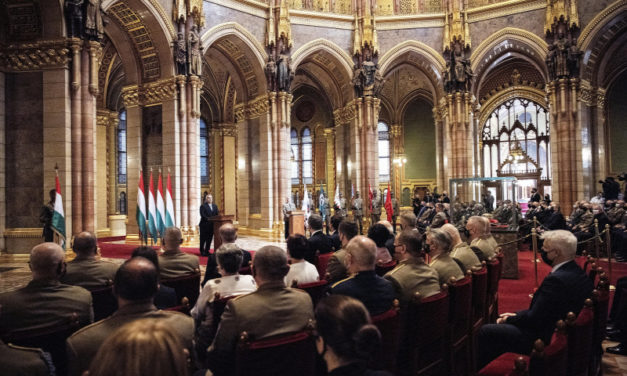 Orbán: helyettünk nem védik meg a hazát