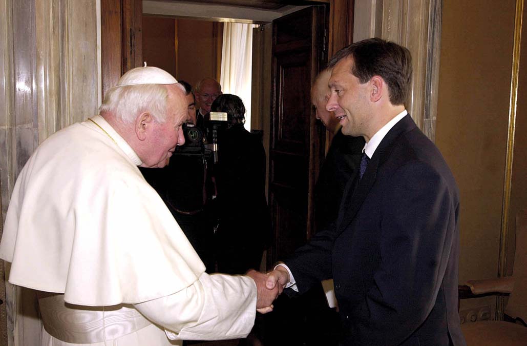 II. János Pál pápa magánkihallgatáson fogadta Orbán Viktor magyar miniszterelnököt 2000. szeptember 22-én. Fotó: MTI / T. Asztalos Zoltán