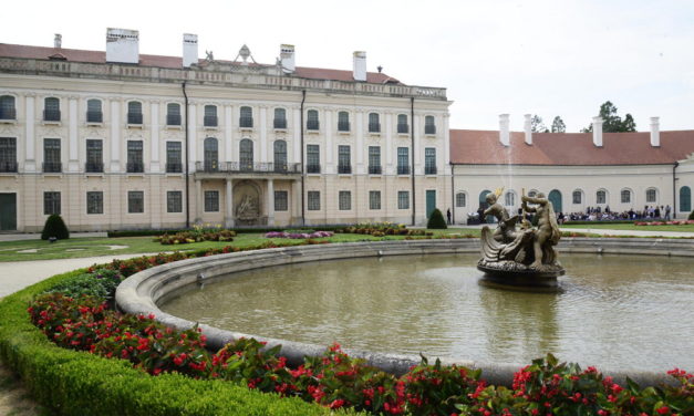 Átadták a fertődi Esterházy-kastély csaknem kétmilliárd forintból felújított nyugati szárnyát