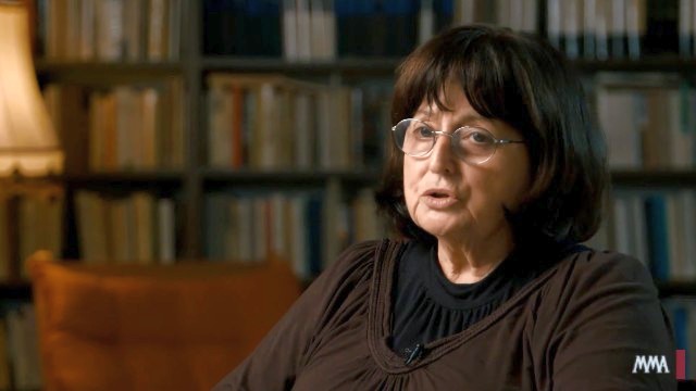 Újra kiadták Mezey Katalin a Lyukak az osztálykönyvben című ifjúsági regényét