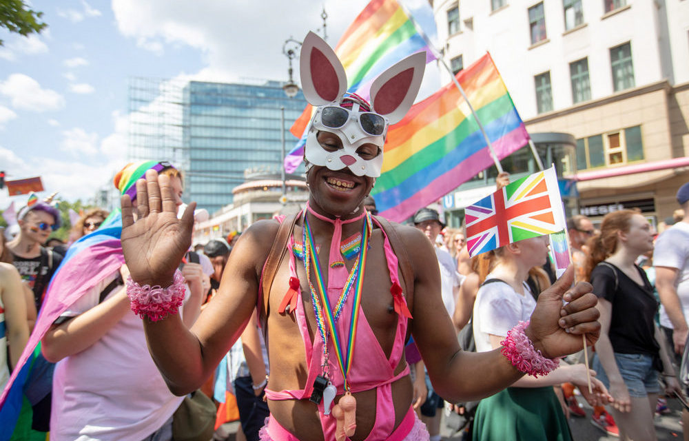 Négy éves gyereket kötelezett az iskolája a Pride-on való részvételre