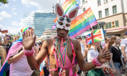 Négy éves gyereket kötelezett az iskolája a Pride-on való részvételre