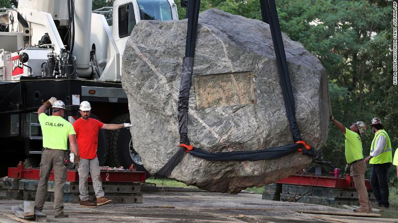 Kétmilliárd éves szikla az antirasszizmus legújabb áldozata