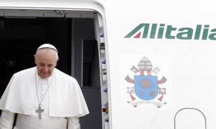 Megérkezett Ferenc pápa Budapestre