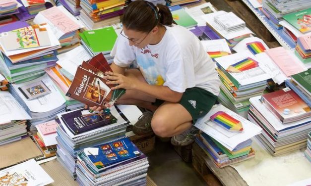 Minden általános és középiskolás diák ingyen kapja a tankönyvet