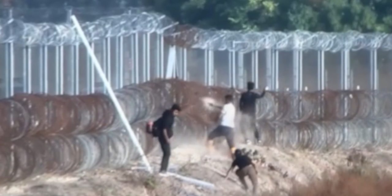 Kövekkel, husángokkal ostromolják az illegális migránsok a magyar határt – videó