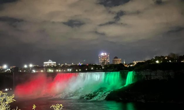 Nemzeti színű a Niagara október 23. tiszteletére
