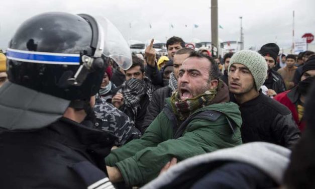 Túszul ejtettek egy várost a migránsok Franciaországban