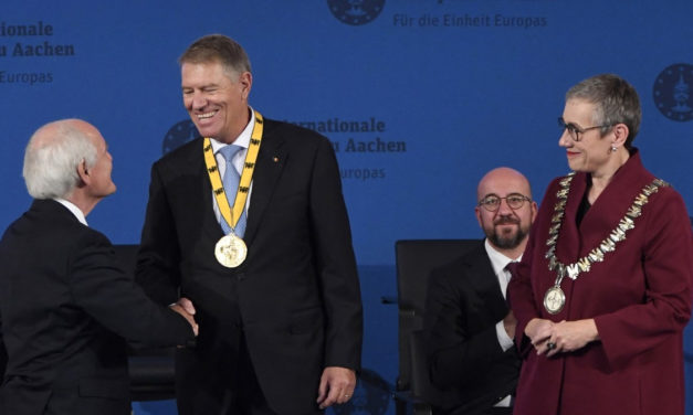 Klaus Iohannis a Nemzetközi Károly-díj átadásán hazudott is egy jó nagyot!