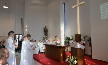 77 év után új templomot áldottak meg Dunaharasztiban
