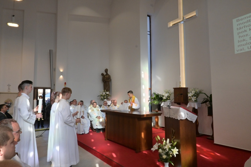 77 év után új templomot áldottak meg Dunaharasztiban