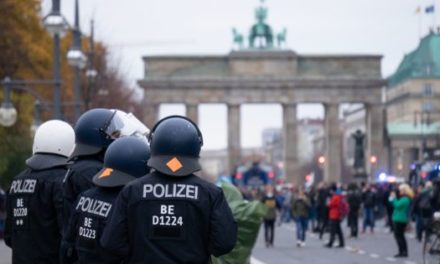 Újságírókra támadtak oltásellenesek Berlinben