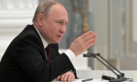 Putyin: az USA az Úristen földi helytartójának tartja magát