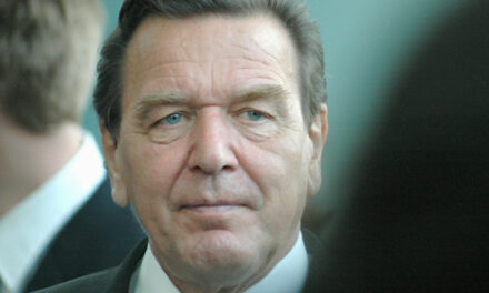 Gerhard Schröder volt német kancellár Moszkvába utazott közvetíteni