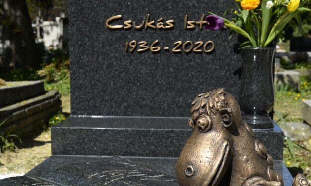 Elkészült Csukás István síremléke, Süsü is rajta van