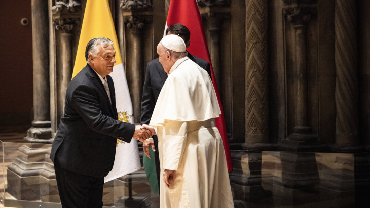 Orbán első útja a pápához vezet