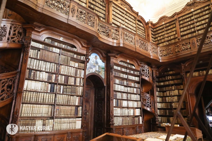 papnevelő könyvtár