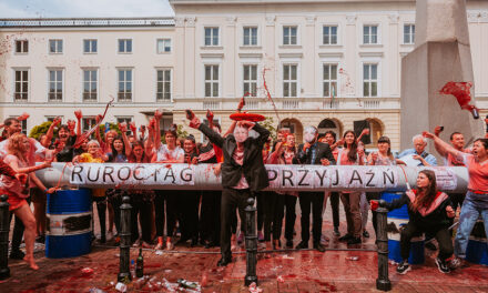 Nehéz szavakat találni a varsói magyar nagykövetség előtt tartott ukránpárti performanszra