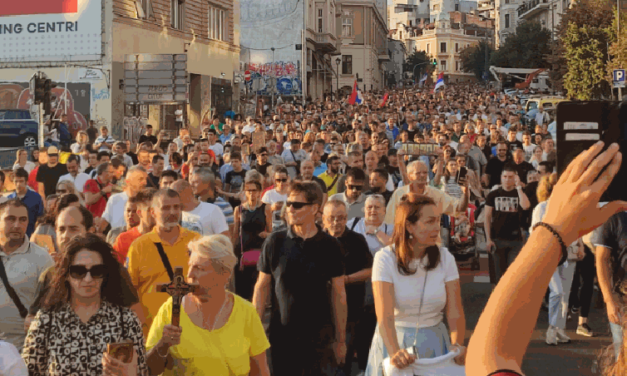 Szerbek tízezrei tiltakoztak a Pride ellen