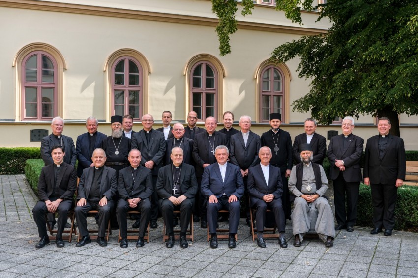 Közös imádságra hívnak a püspökök a békéért – Ülésezett a MKPK
