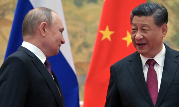 Kína Oroszországot tolja maga előtt a Nyugat ellen