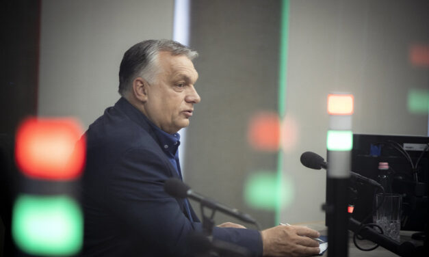 Orbán Viktor: a brüsszeli hazugságok miatt a spekulánsok dörzsölik a tenyerüket