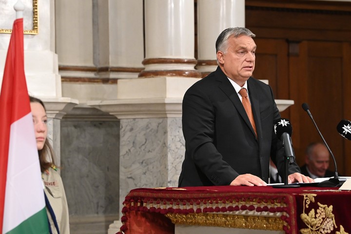 Orbán: Épségben át kell vinni a hazát a túlpartra