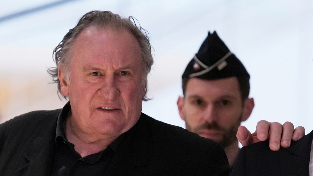 Gérard Depardieu szexuális zaklatásban bűnösnek találta egy 2021 -es filmkészletet