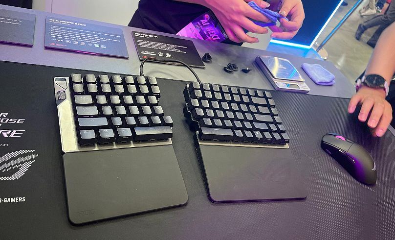 Az Asus Rog Falcata osztott billentyűzet a Tajvanon, a Computex -en.