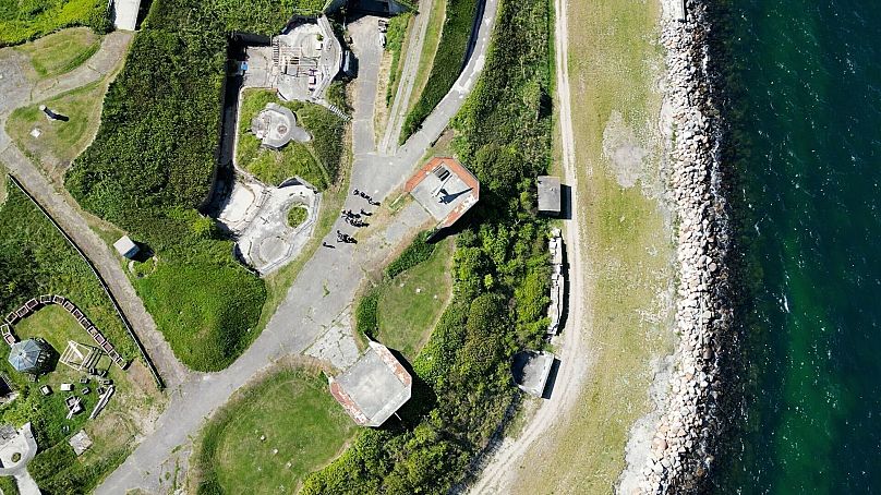 Ungdoms¨øen fentről látva, amikor a hallgatók felfedezik és elkezdenek telepedni a szigeten.