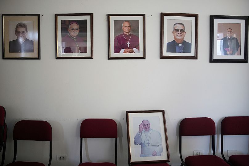 Az újonnan megválasztott XIV. Leó pápáról, a központról, a Chiclayo -i egyházmegye püspökei között lóg, a késő Francis pápa felett.