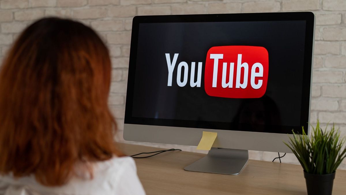 A YouTube új mesterséges intelligencia eszköz használatával kezdi el a hirdetések lejátszását a 'Peak' video pillanatokban