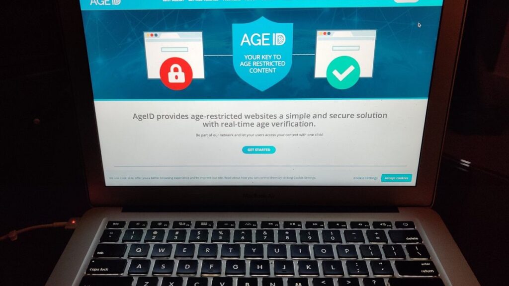 Az EU Bizottság négy pornó weboldalt vizsgál a kiskorúak iránti aggodalom közepette