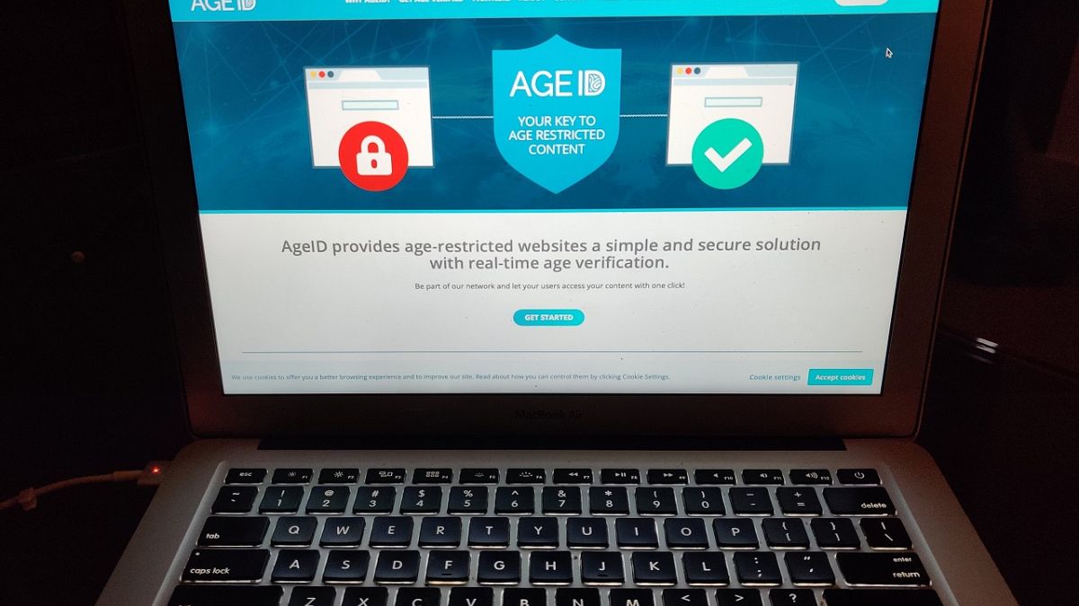Az EU Bizottság négy pornó weboldalt vizsgál a kiskorúak iránti aggodalom közepette