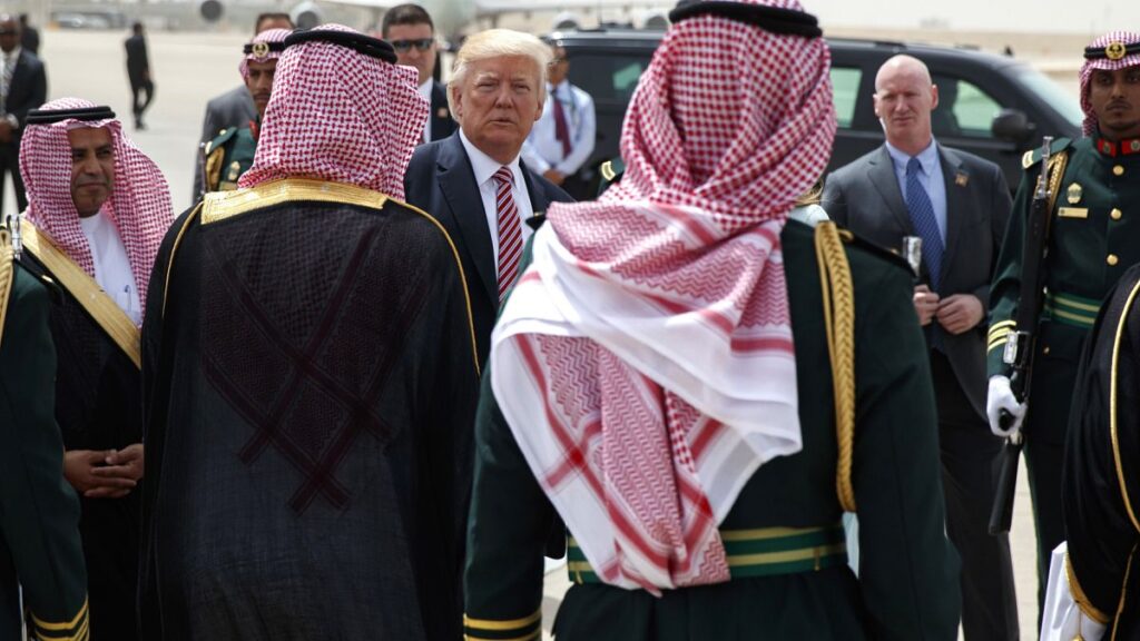 Az Egyesült Államok és Szaúd -Arábia szorosabb pénzügyi kapcsolatokat keresnek, amikor Trump Rijád felé indul