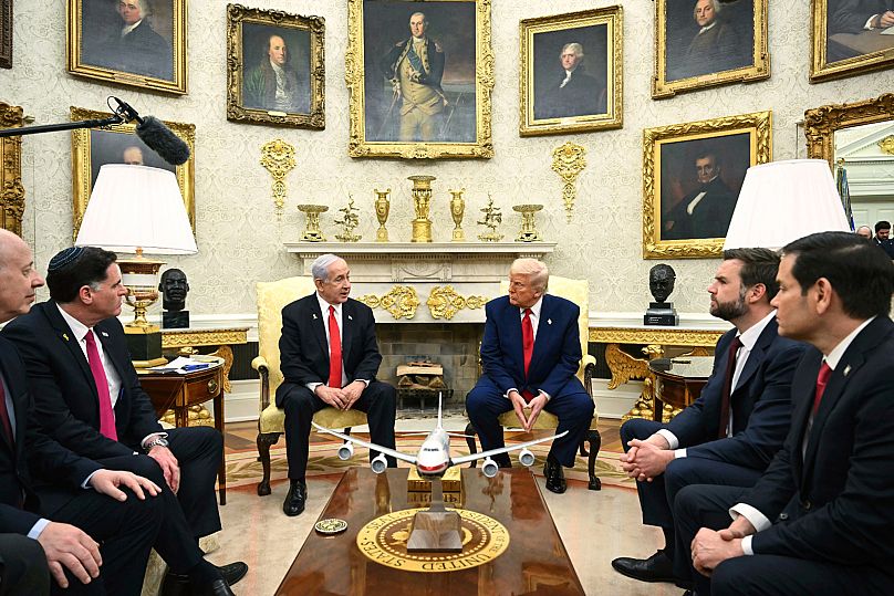 Donald Trump elnök találkozik Izrael miniszterelnökével, Benjamin Netanyahu -val a Fehér Ház ovális irodájában, 2025. április 7 -én
