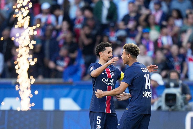 A PSG Marquinhos, balra és a PSG Desire Doue ünnepli győzelmét a Párizsi Szent-Germain és Angers között a French League One Soccer Match-en, a Parc des Princes Stadionban 