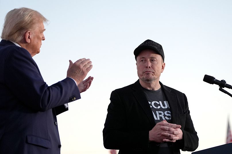   Fájl - A republikánus elnökjelölt Donald Trump volt elnök, balra, a Tesla és a SpaceX vezérigazgatója, Elon Musk felkészül arra, hogy távozzon, miután a T kampányversenyen beszélt a T -n