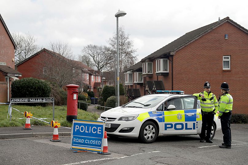 A rendőrök őröket állnak az út alján, ahol megmérgezték a volt orosz kettős ügynök, Szergej Skripal Salisbury -ben él, 2018. március 13 -án. 