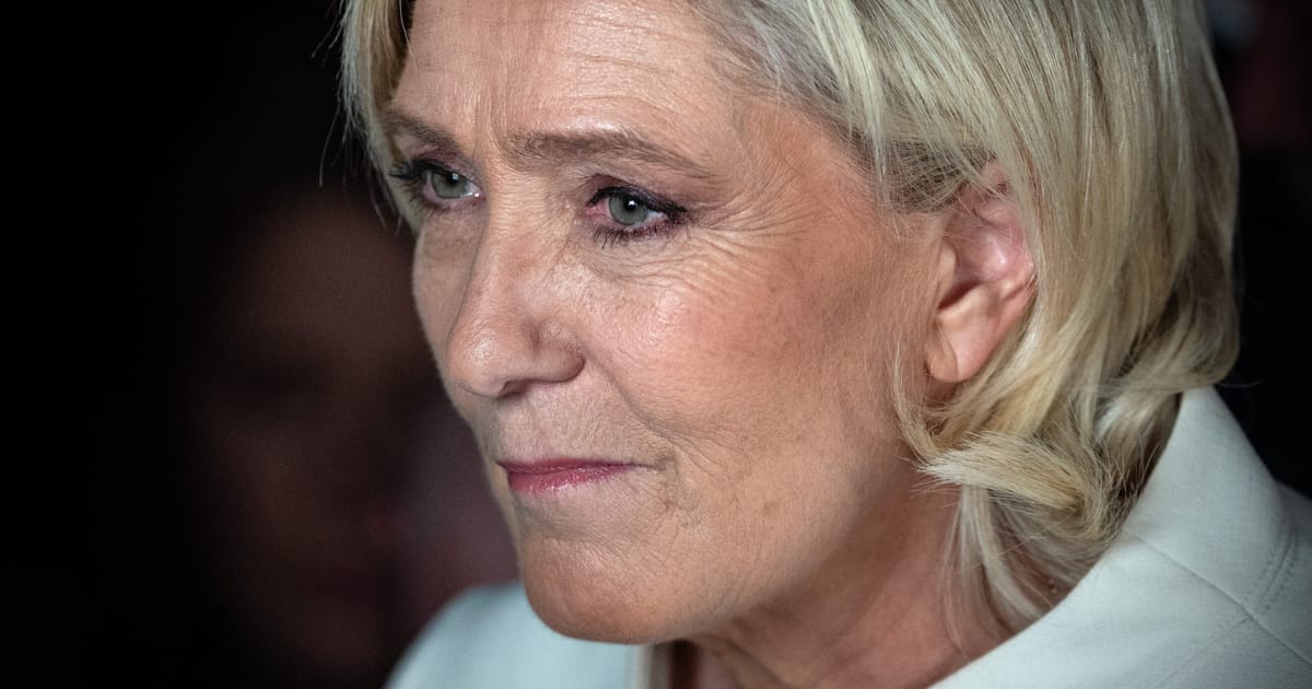 Le Pen lefelé van, de nem kint