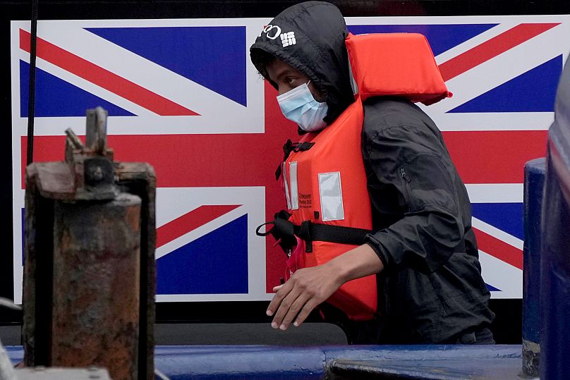 Egy olyan ember, aki úgy gondolta, hogy egy migráns, aki Franciaországból való átkelést végezte el, miután a csatornán egy brit Border Force hajó felvette Doverben, 2021. augusztus 13 -án