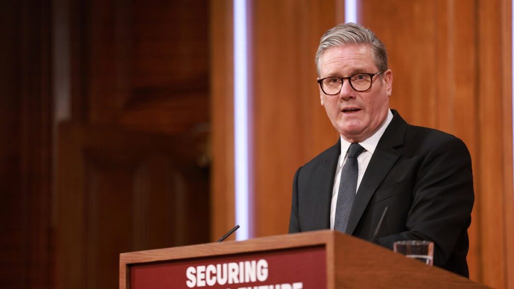 A Keir Starmer új politikákat határoz meg az Egyesült Királyságba történő bevándorlás „jelentősen” korlátozására
