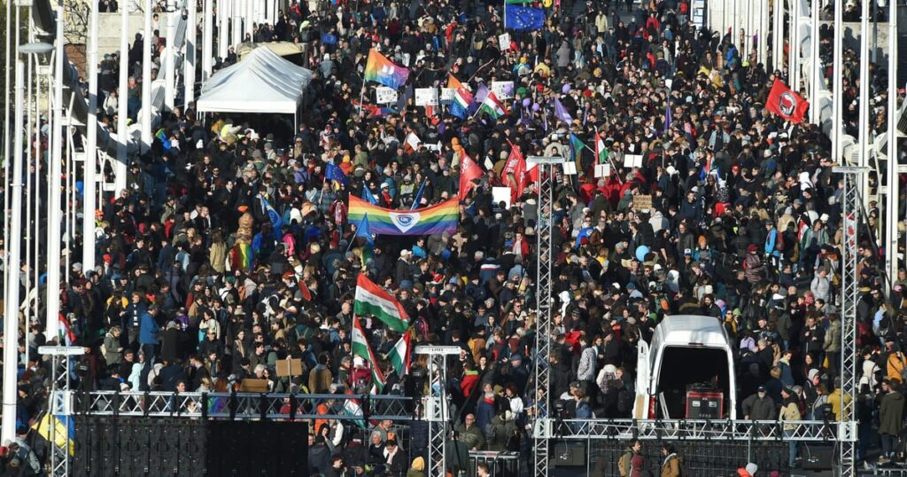 Magyarországon az EU figyelő listáján a büszkeség megfigyelése felett