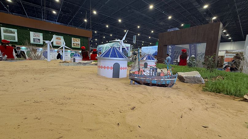 Egy miniatűr sivatagi táj, amely a Karakalpakstan -t képviseli az ECO Expo 2025 -en