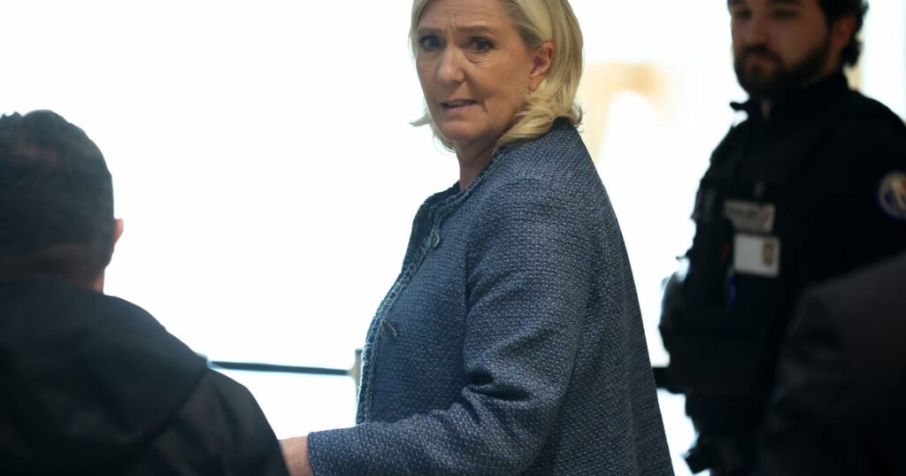 A Marine Le Pen tiltja a francia elnököt